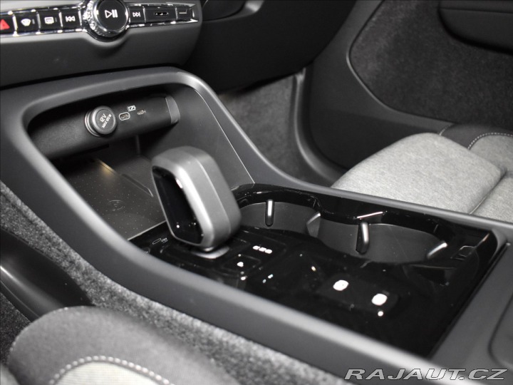 Volvo XC40 2,0 B3  Plus Black Editio 2025