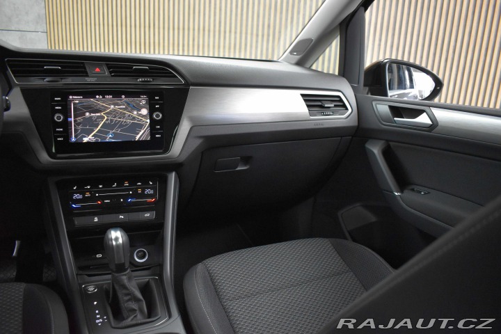 Volkswagen Touran 1.5 TSI *7.MÍST*WEBASTO*Č 2024