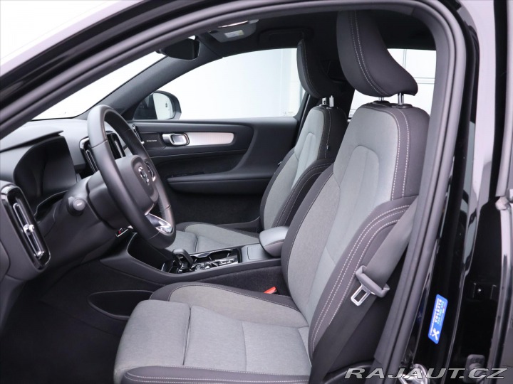 Volvo XC40 2,0 B4 145kW DCT Plus Dar 2022