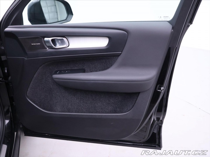 Volvo XC40 2,0 B4 145kW DCT Plus Dar 2022