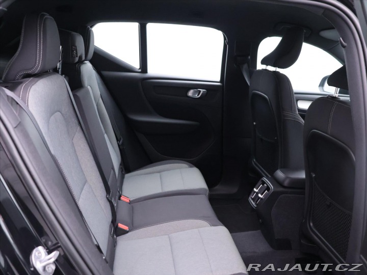 Volvo XC40 2,0 B4 145kW DCT Plus Dar 2022