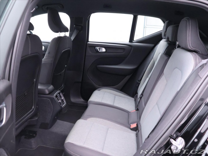 Volvo XC40 2,0 B4 145kW DCT Plus Dar 2022