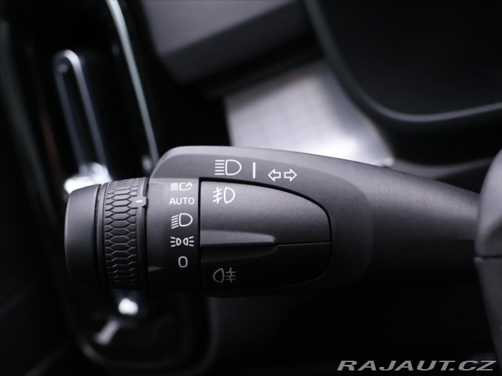 Volvo XC40 2,0 B4 145kW DCT Plus Dar 2022