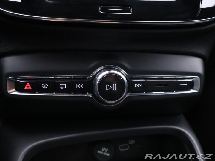 Volvo XC40 2,0 B4 145kW DCT Plus Dar 2022