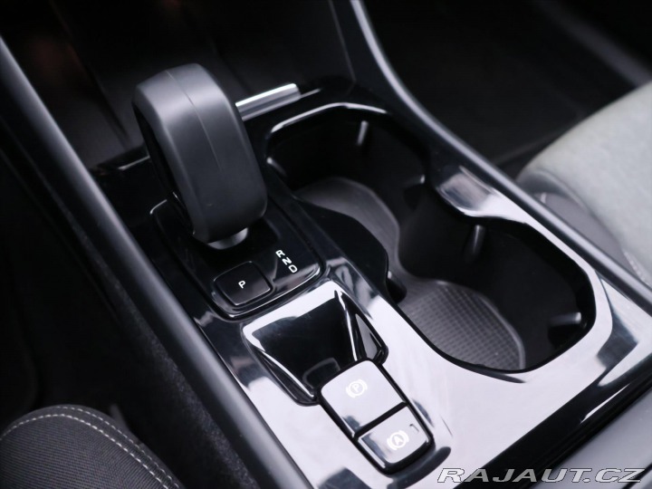 Volvo XC40 2,0 B4 145kW DCT Plus Dar 2022