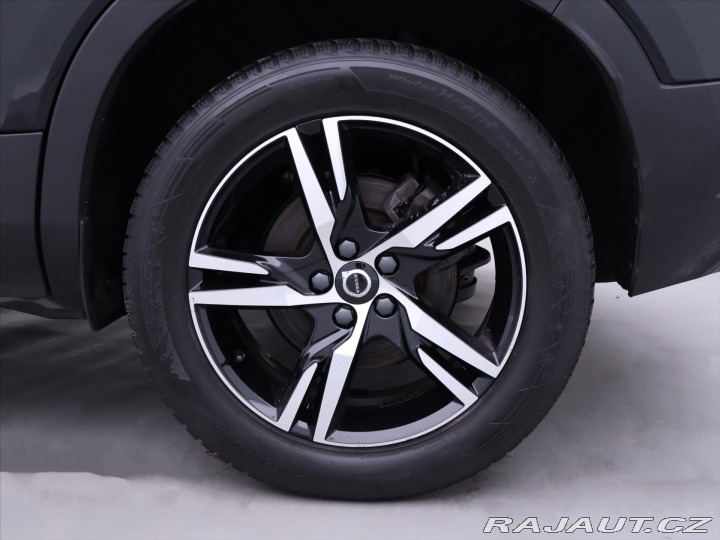 Volvo XC40 2,0 B4 145kW DCT Plus Dar 2022