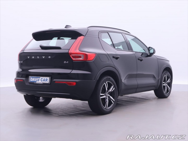 Volvo XC40 2,0 B4 145kW DCT Plus Dar 2022