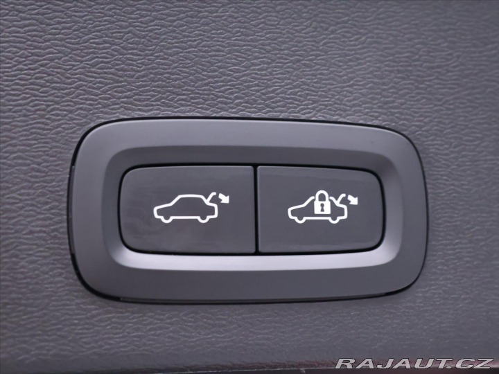 Volvo XC40 2,0 B4 145kW DCT Plus Dar 2022