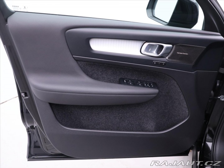 Volvo XC40 2,0 B4 145kW DCT Plus Dar 2022