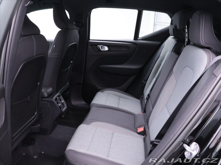 Volvo XC40 2,0 B4 145kW DCT Plus Dar 2022