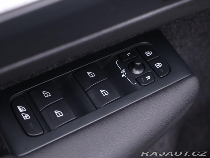 Volvo XC40 2,0 B4 145kW DCT Plus Dar 2022