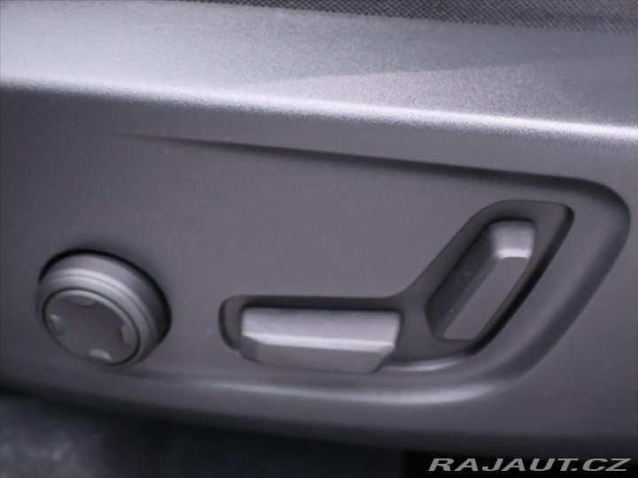 Volvo XC40 2,0 B4 145kW DCT Plus Dar 2022