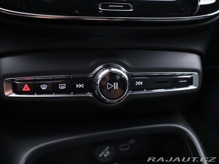 Volvo XC40 2,0 B4 145kW DCT Plus Dar 2022