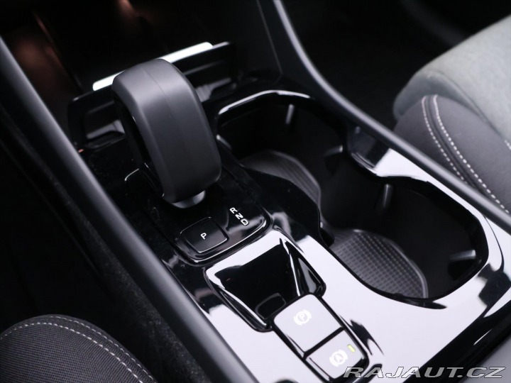 Volvo XC40 2,0 B4 145kW DCT Plus Dar 2022