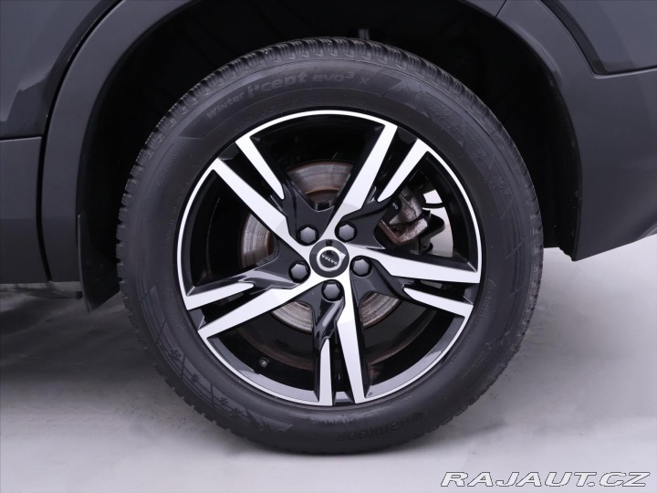 Volvo XC40 2,0 B4 145kW DCT Plus Dar 2022