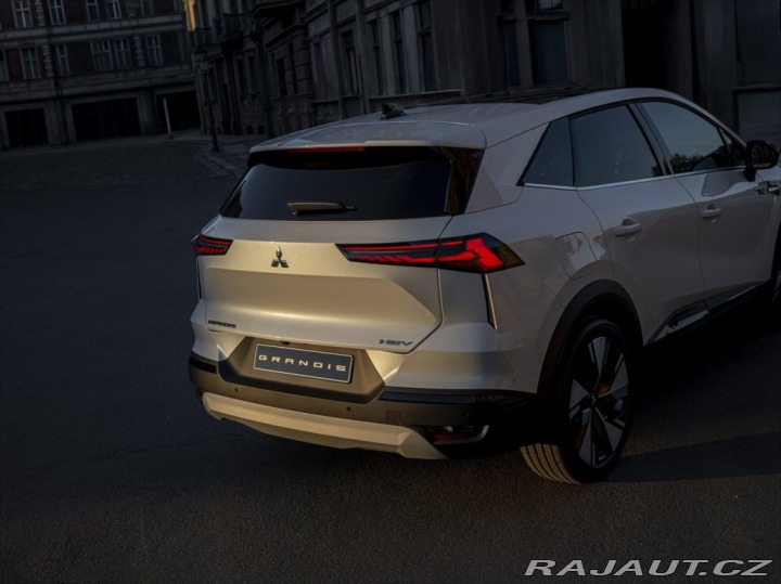 Mitsubishi Grandis 1.3 6MT M-HYBRID INTENSE 2026