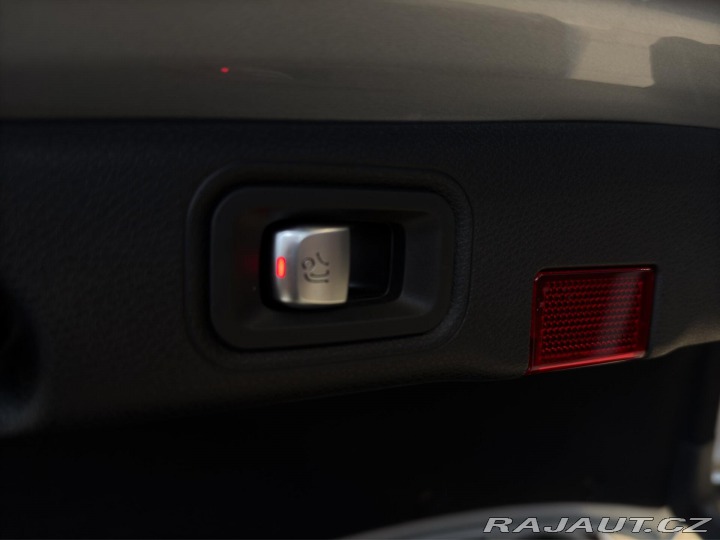 Mercedes-Benz E E 300 D 4MATIC REZERVACE 2021