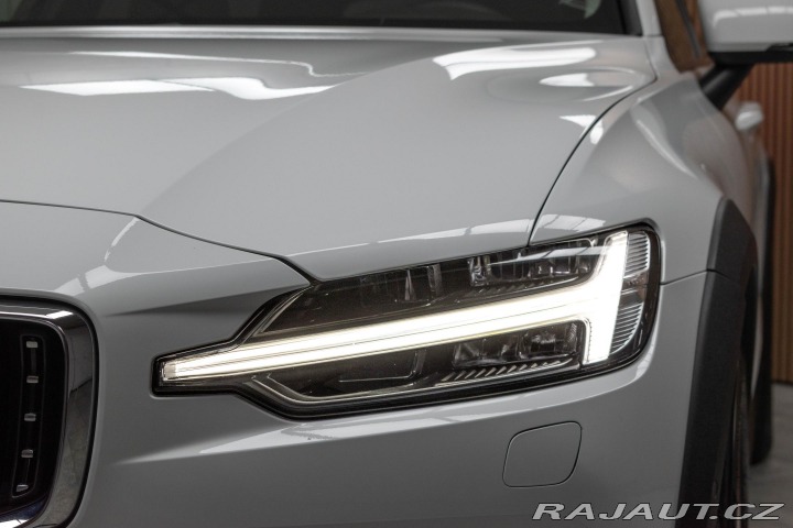 Volvo V60 Cross Country B4 AWD *ZÁR 2022