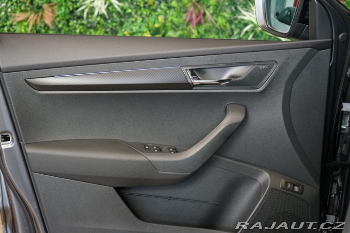 Škoda Karoq 1.5TSI*ACC*DSG*TAŽNÉ*LED* 2025