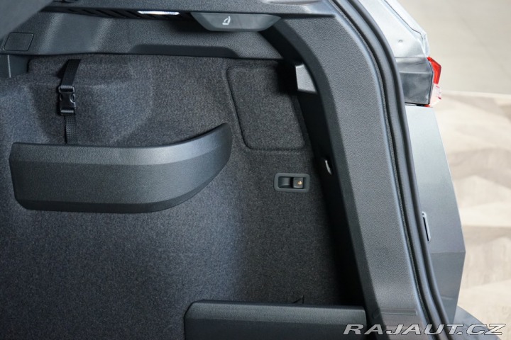 Škoda Karoq 1.5TSI*ACC*DSG*TAŽNÉ*LED* 2025