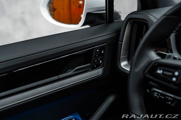Porsche Cayenne BOSE, PANO, CHRONO 2025