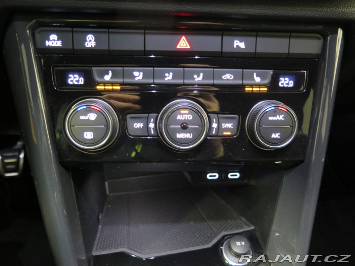 Volkswagen T-Roc 1.5TSI,klima,výhřev,2xkol 2020