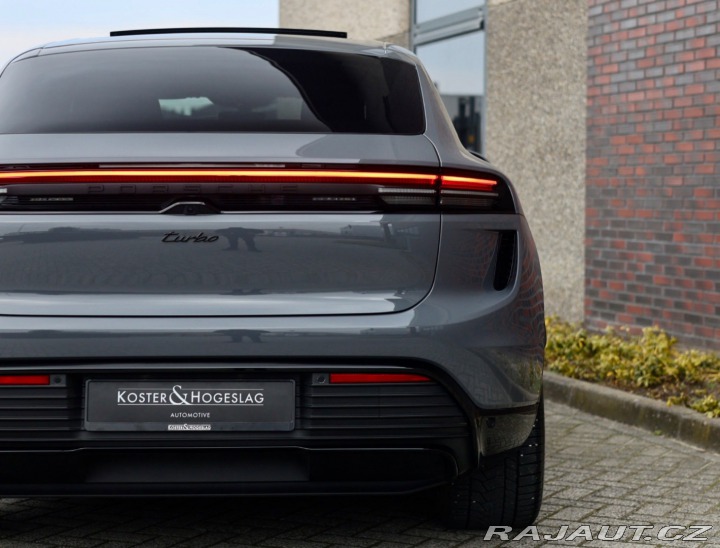 Porsche Macan Turbo | Pasažier Display 2025