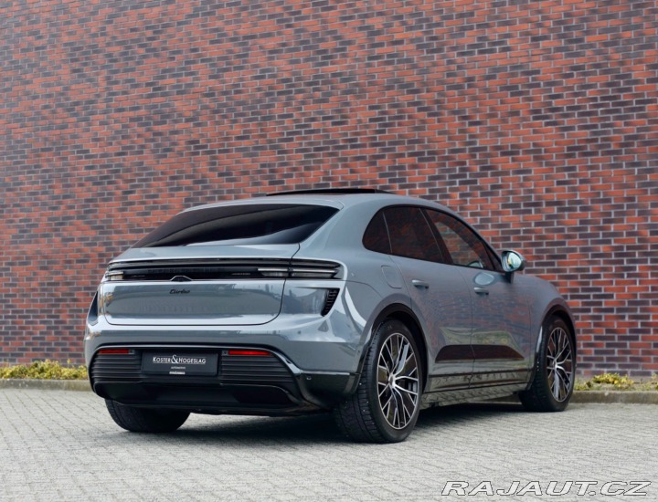 Porsche Macan Turbo | Pasažier Display 2025