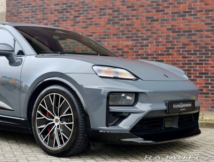 Porsche Macan Turbo | Pasažier Display 2025