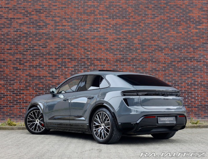 Porsche Macan Turbo | Pasažier Display 2025