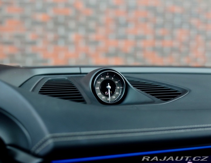 Porsche Macan Turbo | Pasažier Display 2025