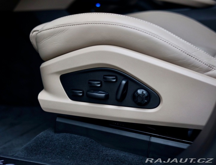 Porsche Macan Turbo | Pasažier Display 2025