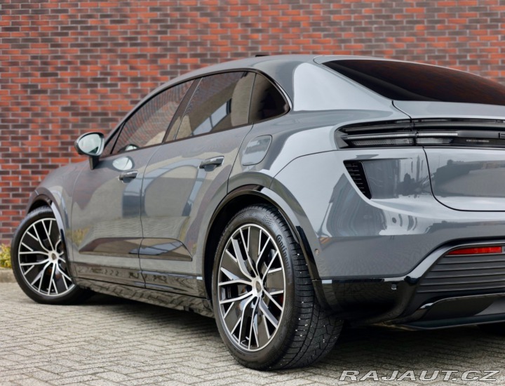 Porsche Macan Turbo | Pasažier Display 2025