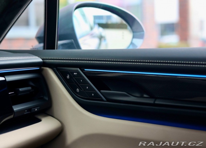 Porsche Macan Turbo | Pasažier Display 2025