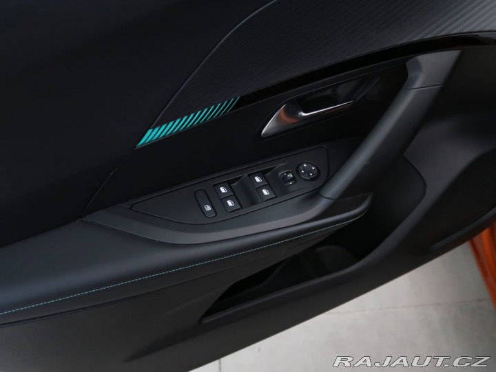 Peugeot 2008 1.2PureTech,74kW,ALLURE,M 1800