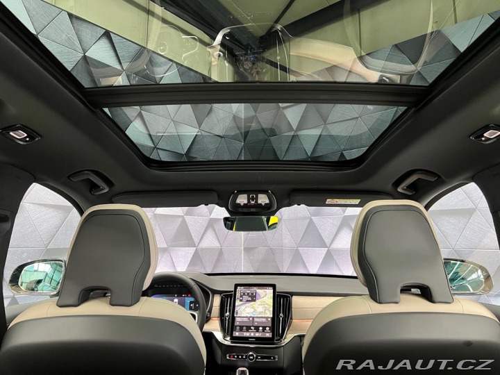 Volvo XC90 B5 AWD DARK PLUS, VZDUCH, 2026