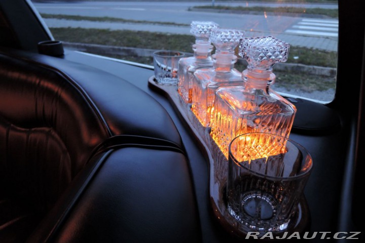 Lincoln Town Car 4,6 Limuzína 9.m Pronájem 1995