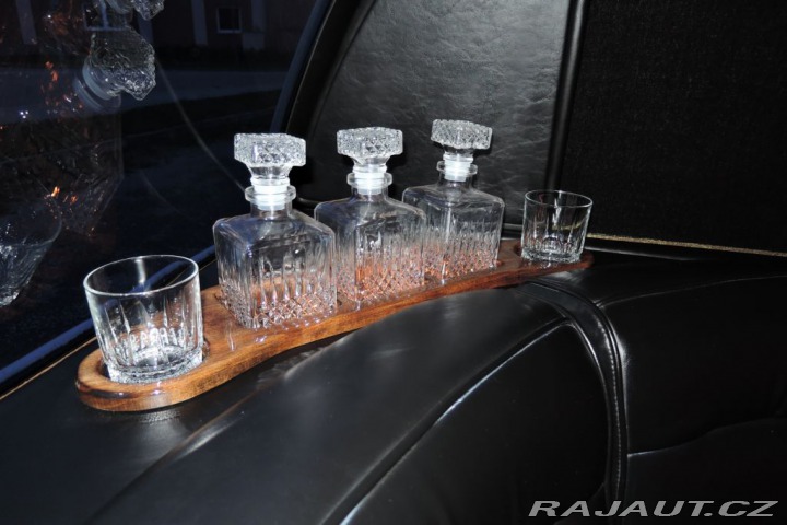 Lincoln Town Car 4,6 Limuzína 9.m Pronájem 1995