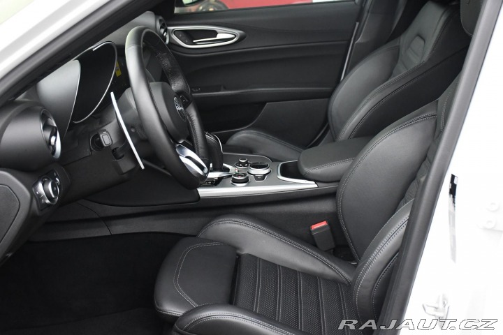 Alfa Romeo Giulia 2.0T VELOCE PANO AT8-Q4 2 2024