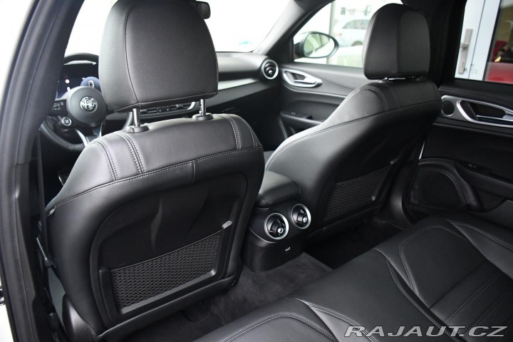 Alfa Romeo Giulia 2.0T VELOCE PANO AT8-Q4 2 2024