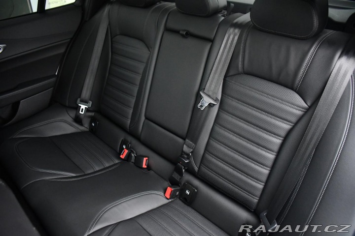 Alfa Romeo Giulia 2.0T VELOCE PANO AT8-Q4 2 2024