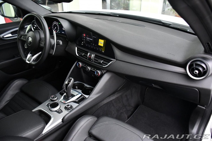 Alfa Romeo Giulia 2.0T VELOCE PANO AT8-Q4 2 2024