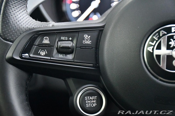 Alfa Romeo Giulia 2.0T VELOCE PANO AT8-Q4 2 2024