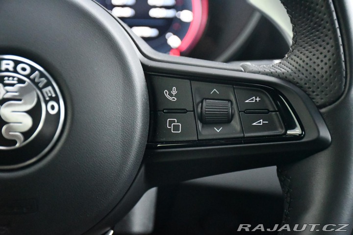 Alfa Romeo Giulia 2.0T VELOCE PANO AT8-Q4 2 2024