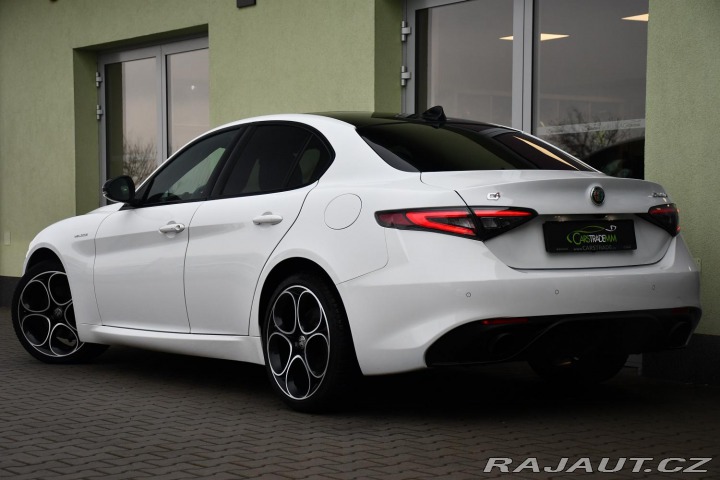 Alfa Romeo Giulia 2.0T VELOCE PANO AT8-Q4 2 2024
