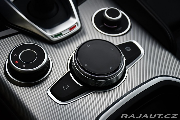 Alfa Romeo Giulia 2.0T VELOCE PANO AT8-Q4 2 2024