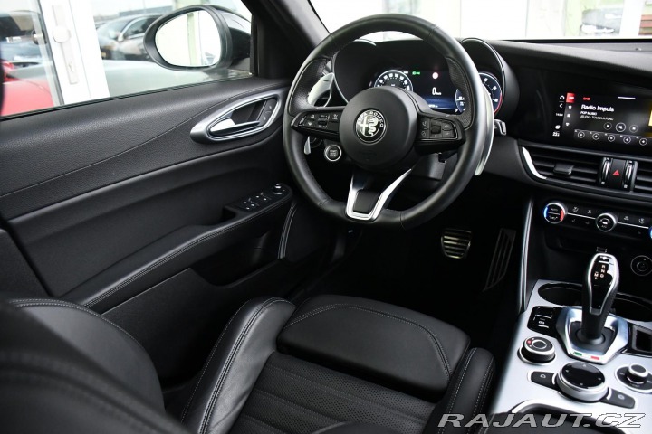 Alfa Romeo Giulia 2.0T VELOCE PANO AT8-Q4 2 2024