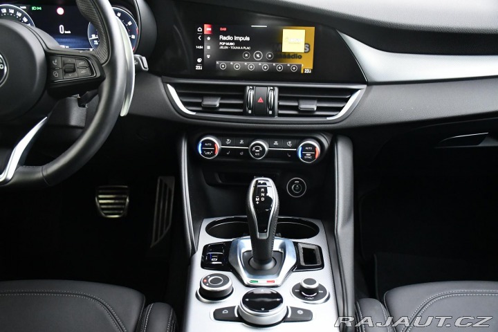 Alfa Romeo Giulia 2.0T VELOCE PANO AT8-Q4 2 2024