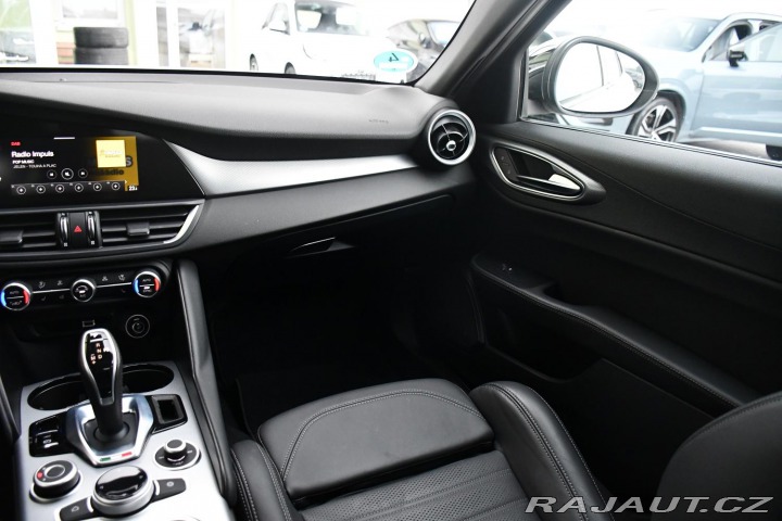 Alfa Romeo Giulia 2.0T VELOCE PANO AT8-Q4 2 2024