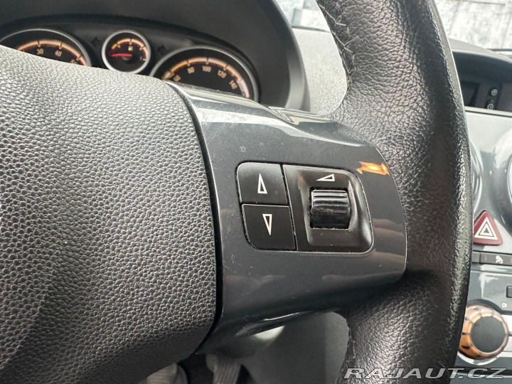 Opel Corsa 1.4i, 74KW, VYHŘ. SEDADLA 2013
